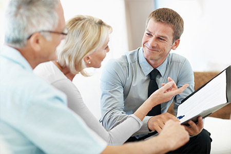 Estimation d'un bien immobilier de prestige avec un consultant Un couple fait estimer son bien immobilier de prestige avec un consultant megAgence